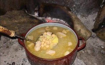 Cocido de garbanzos en la lumbre Receta tradicional de Sabiote (Jaén)